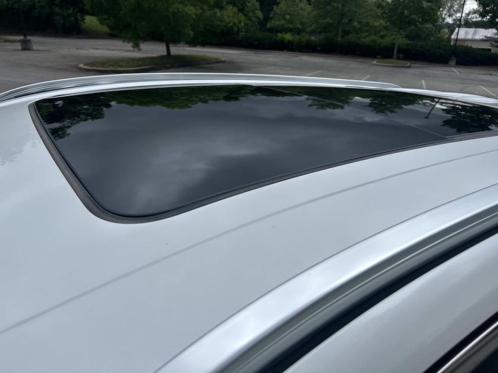 Used 2021 White Lincoln Reserve image 12