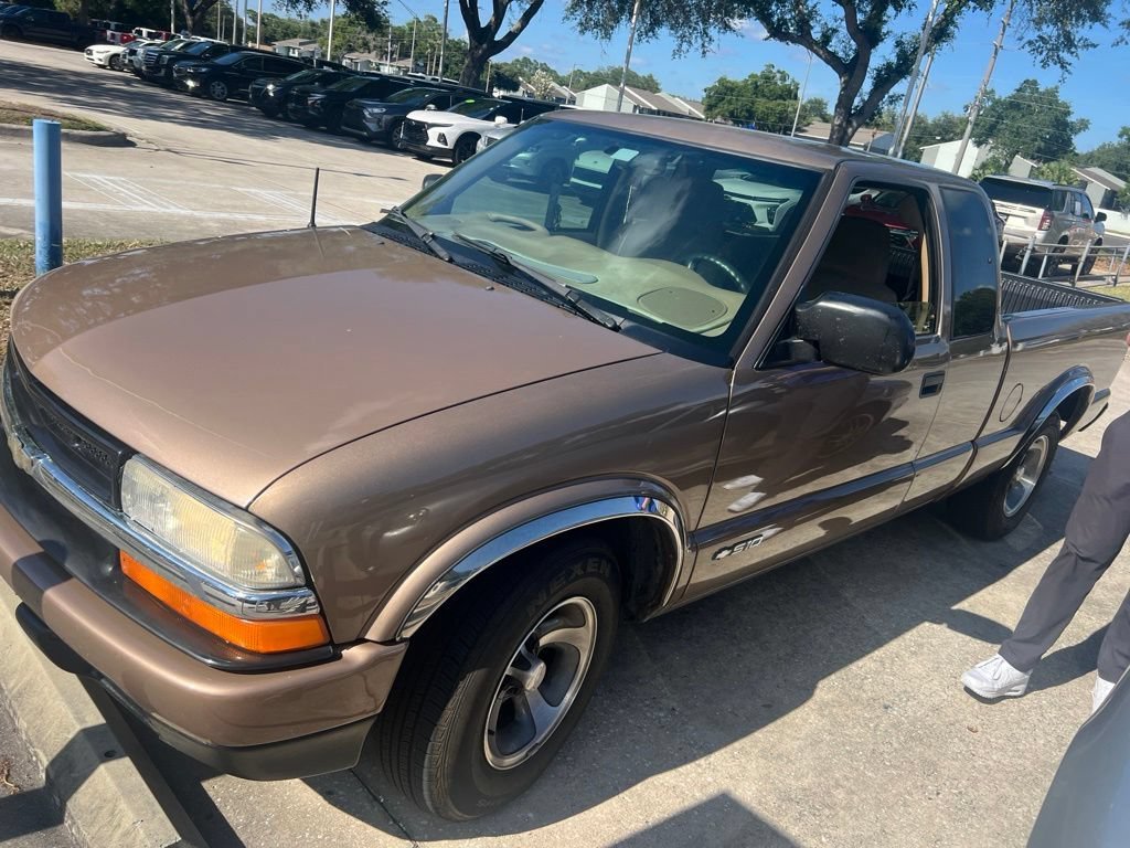 2002 Chevrolet S10 2WD Extended Cab LS w/3rd Door's photo