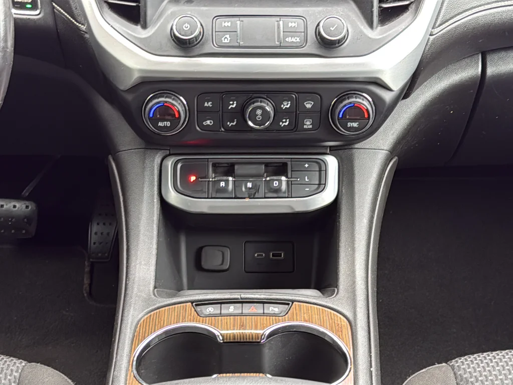 Used 2020 White GMC SLE image 33