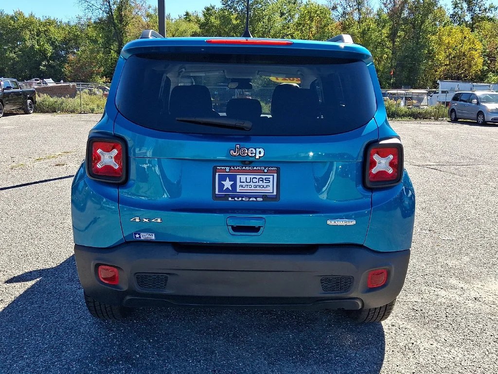 Used 2021  Jeep Latitude image 10