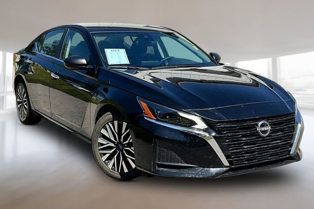 Used 2025 Super Black Clearcoat Nissan 2.5 SV image 3