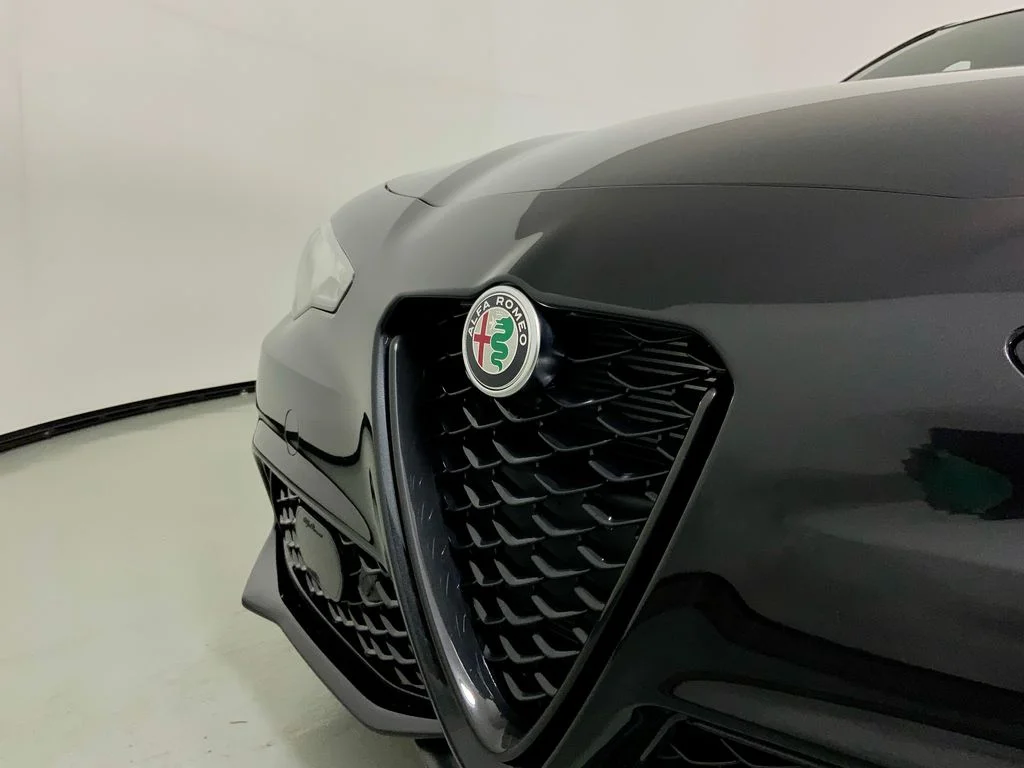 New 2026 Vulcano Black Metallic Exterior Paint Alfa Romeo Veloce image 6