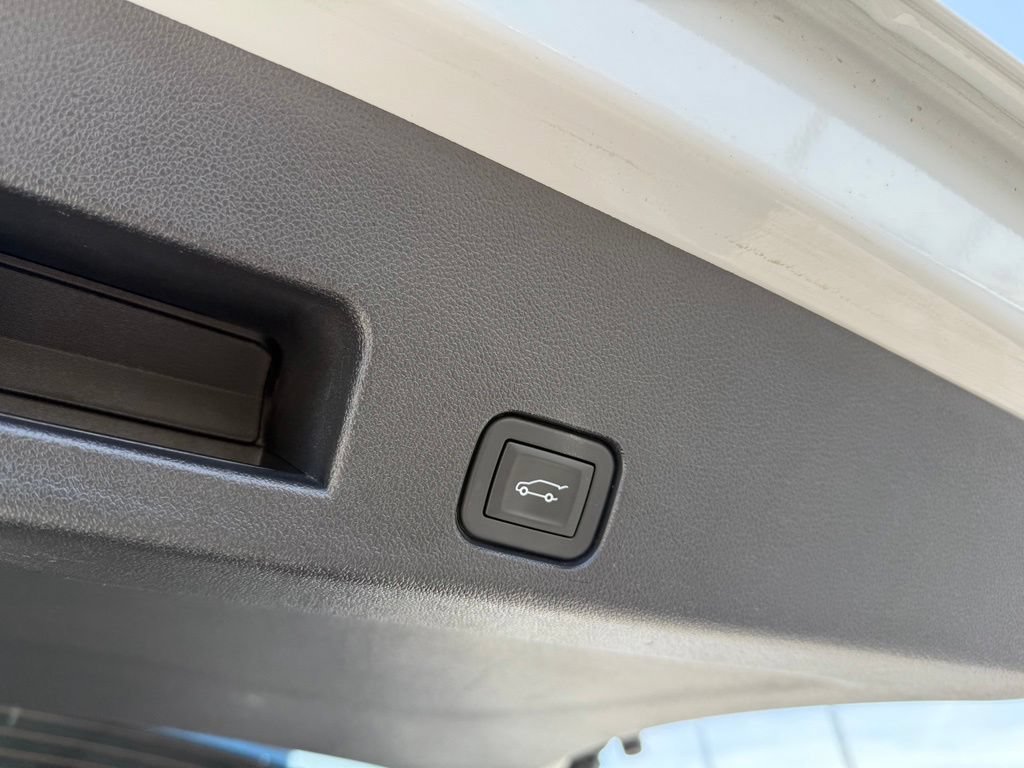 Used 2025 Summit White Chevrolet LT image 11