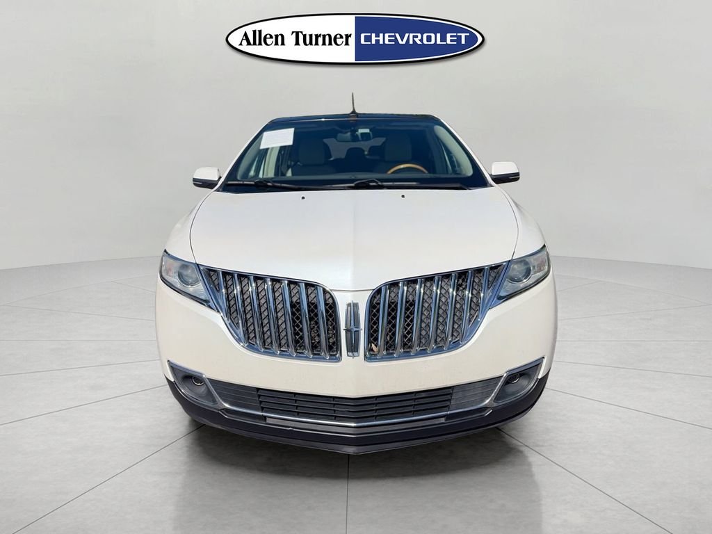 Used 2013 White Lincoln Base image 2