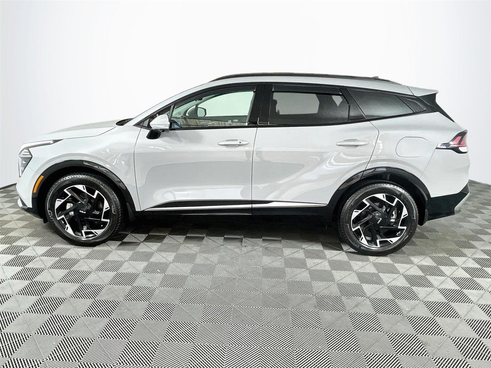 Used 2025 Wolf Gray Kia SX-Prestige image 4