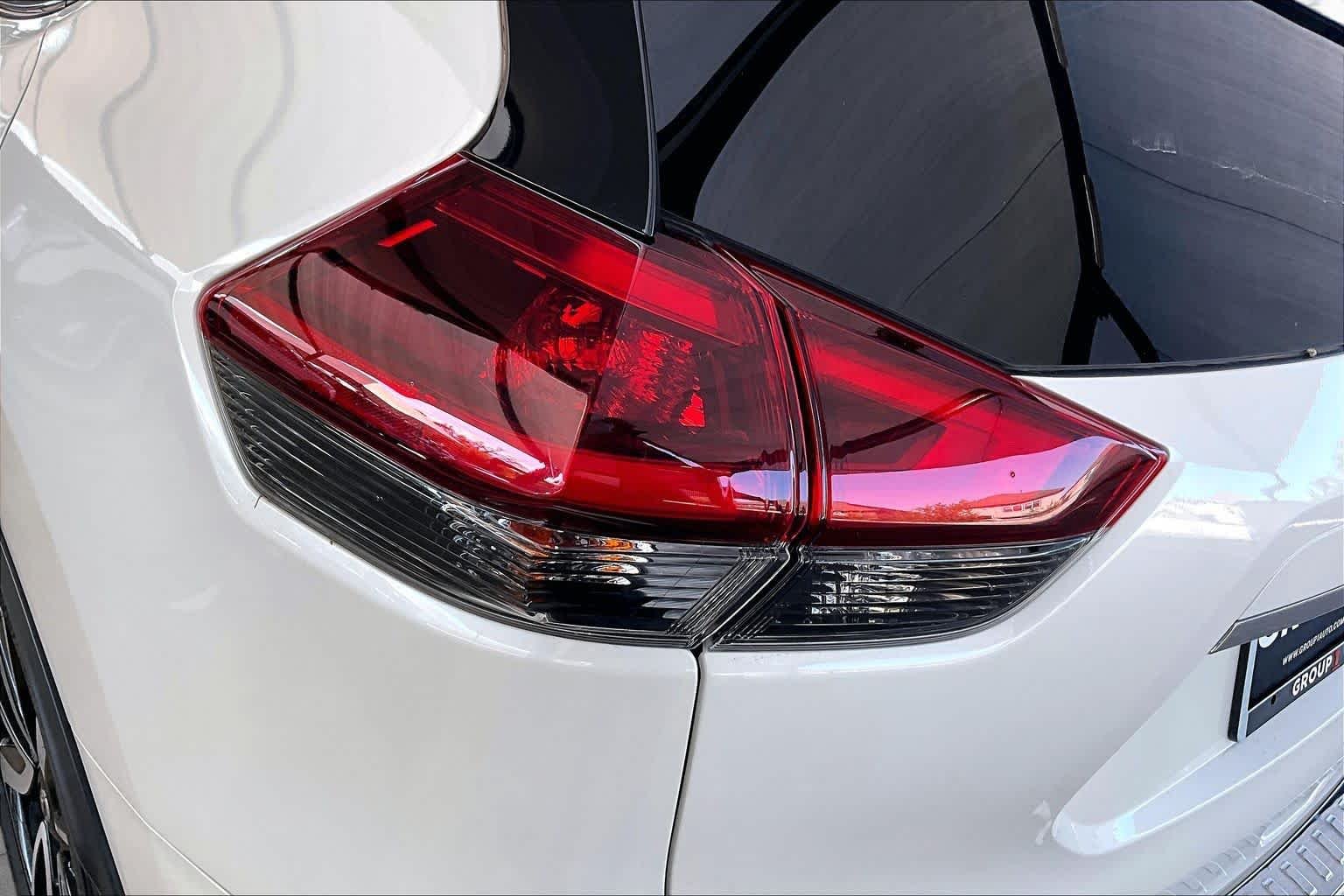 Used 2019 Pearl White Tricoat Nissan SL image 28