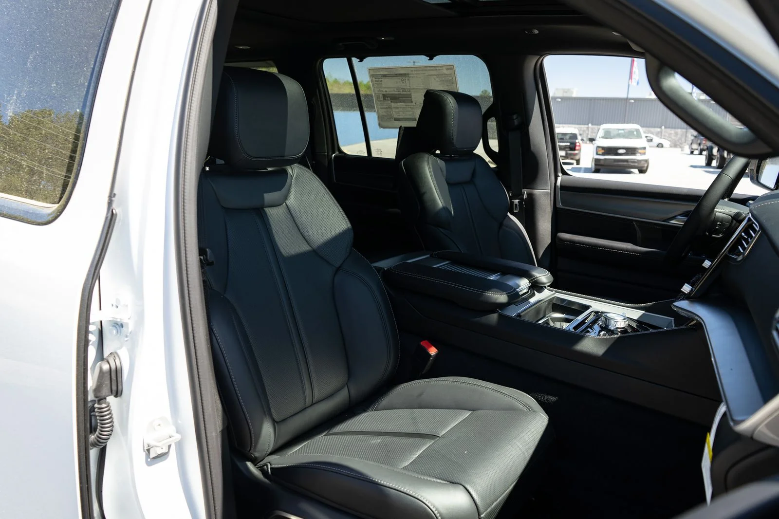 New 2026 Bright White Clear-Coat Exterior Paint Jeep Limited Reserve image 24