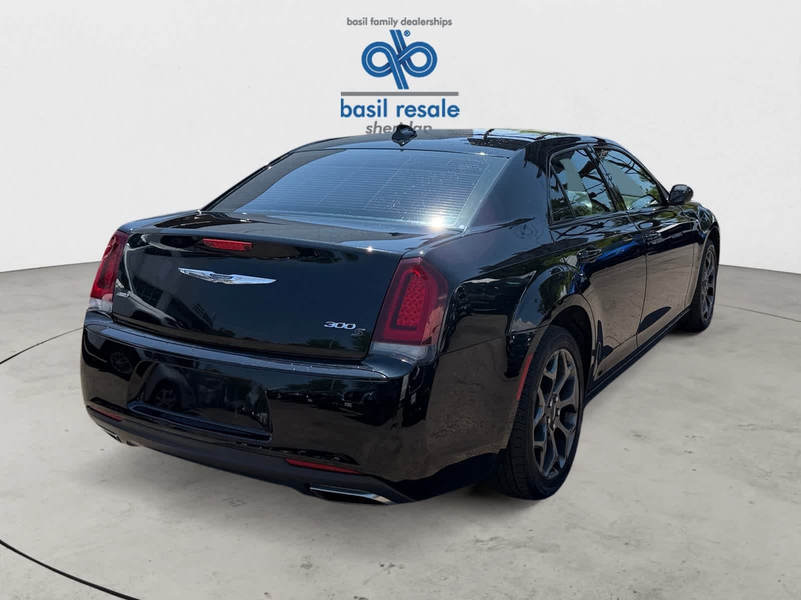 Used 2018 Gloss Black Chrysler 300S image 7