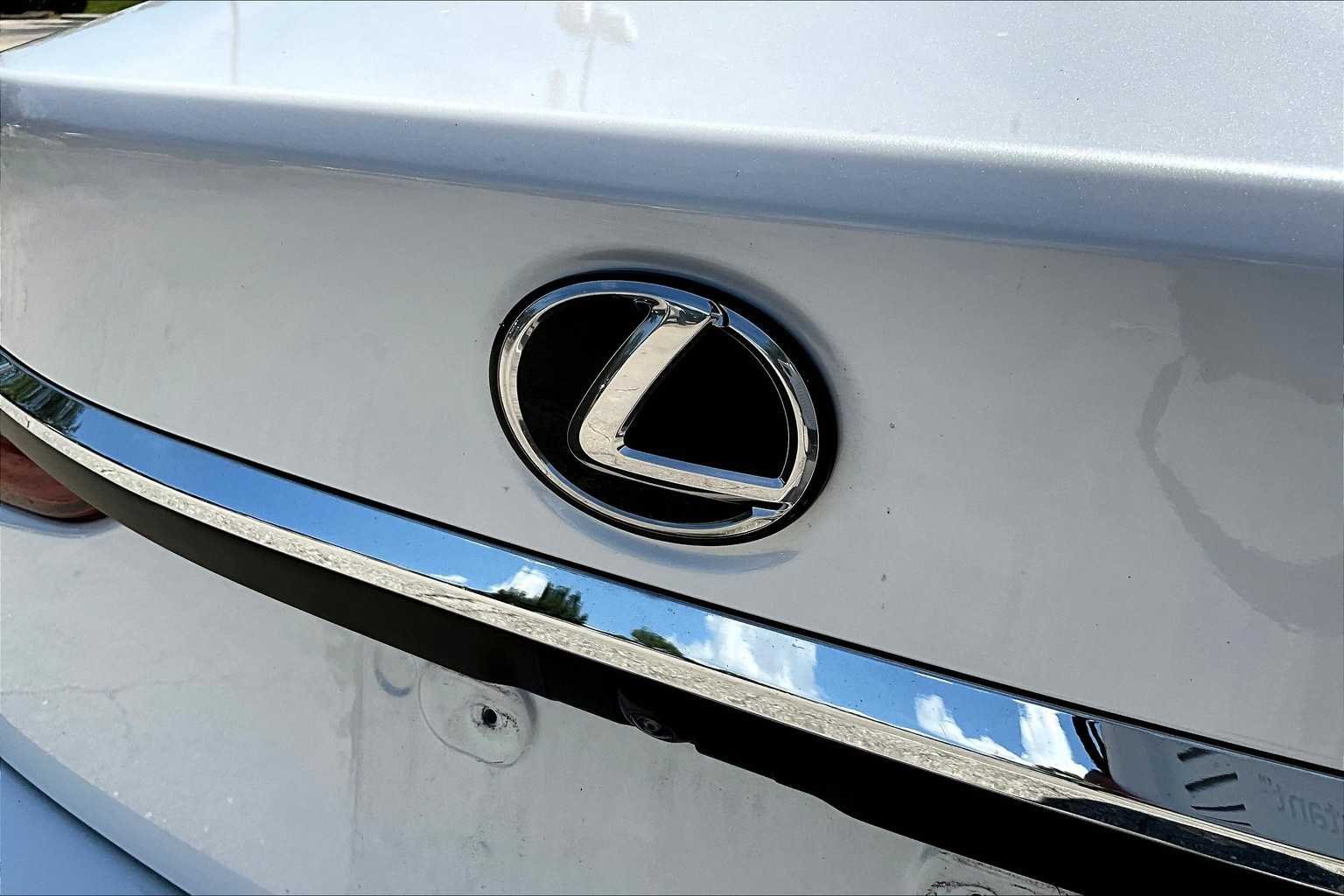 Used 2022 Eminent White Pearl Lexus  image 31