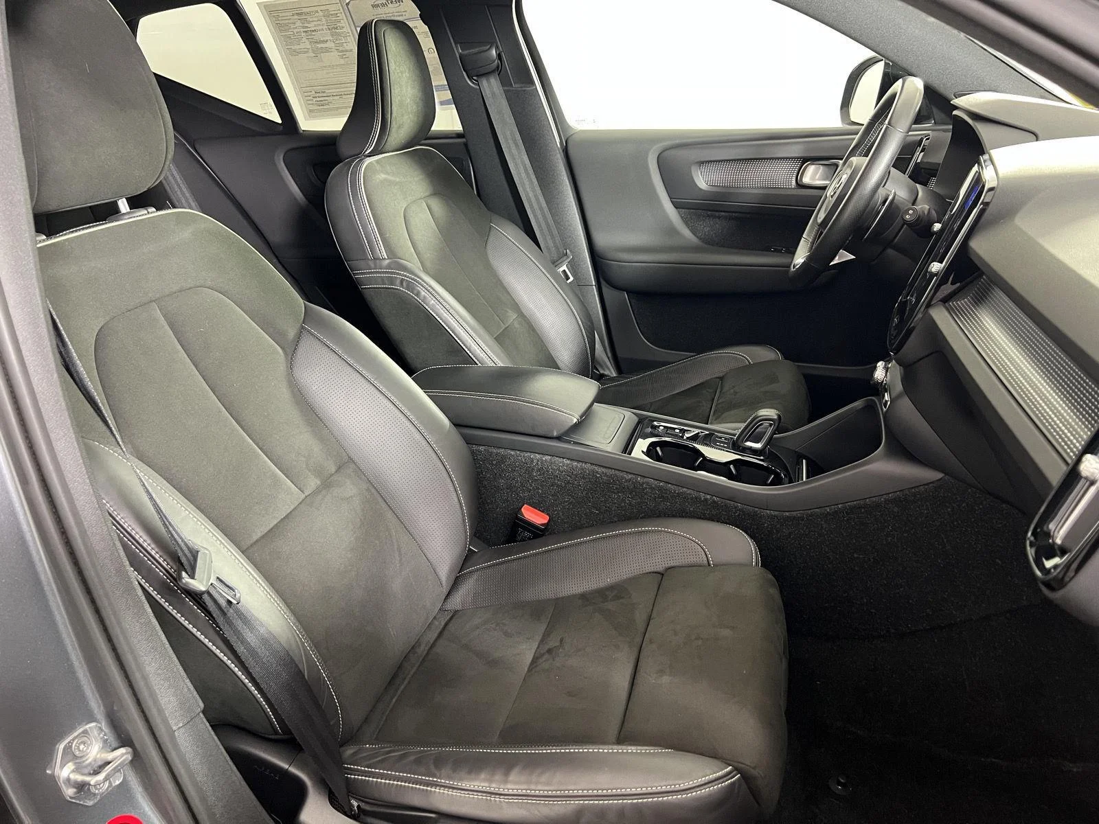 Used 2019 Gy Volvo R-Design image 30