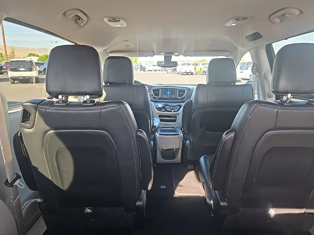 Used 2019 Black Chrysler Touring L image 14