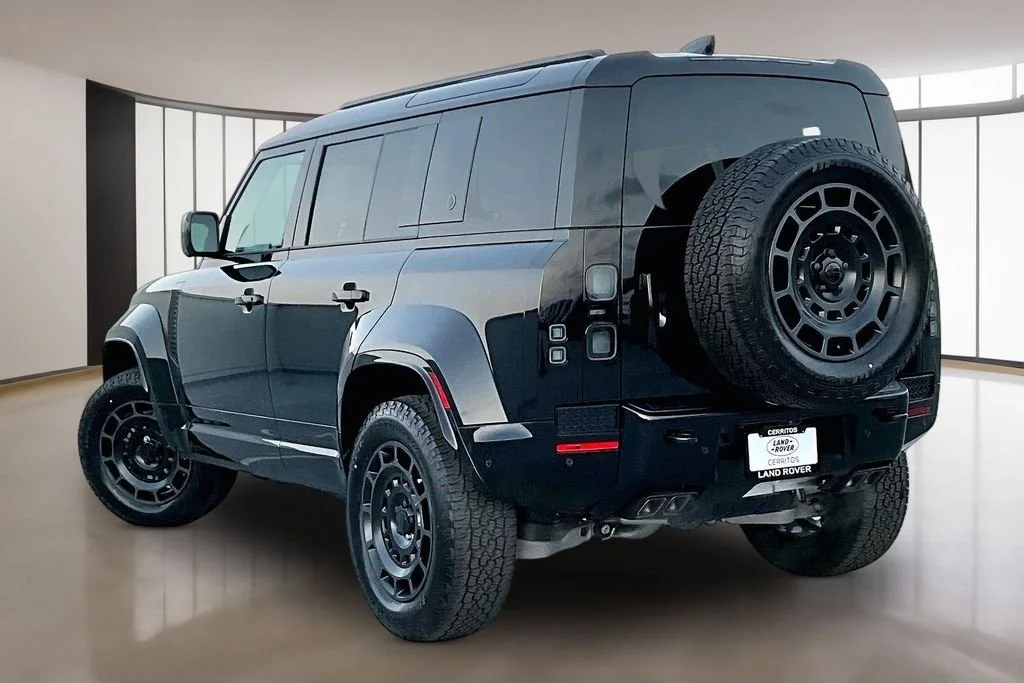 New 2026 Narvik Black LAND ROVER  image 3