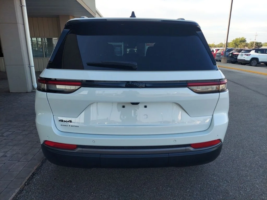 New 2026 Bright White Clear-Coat Exterior Paint Jeep Limited image 6
