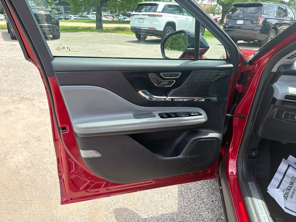 Used 2022 Red Lincoln Standard image 12