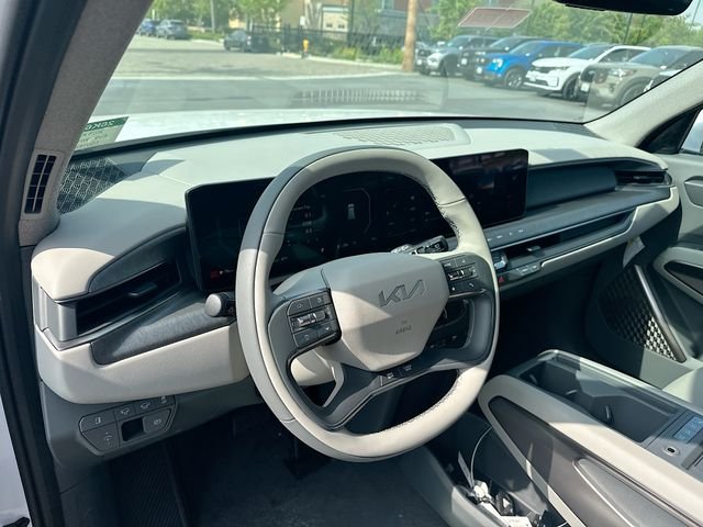 New 2026 Glacial White Pearl Kia Wind AWD image 9