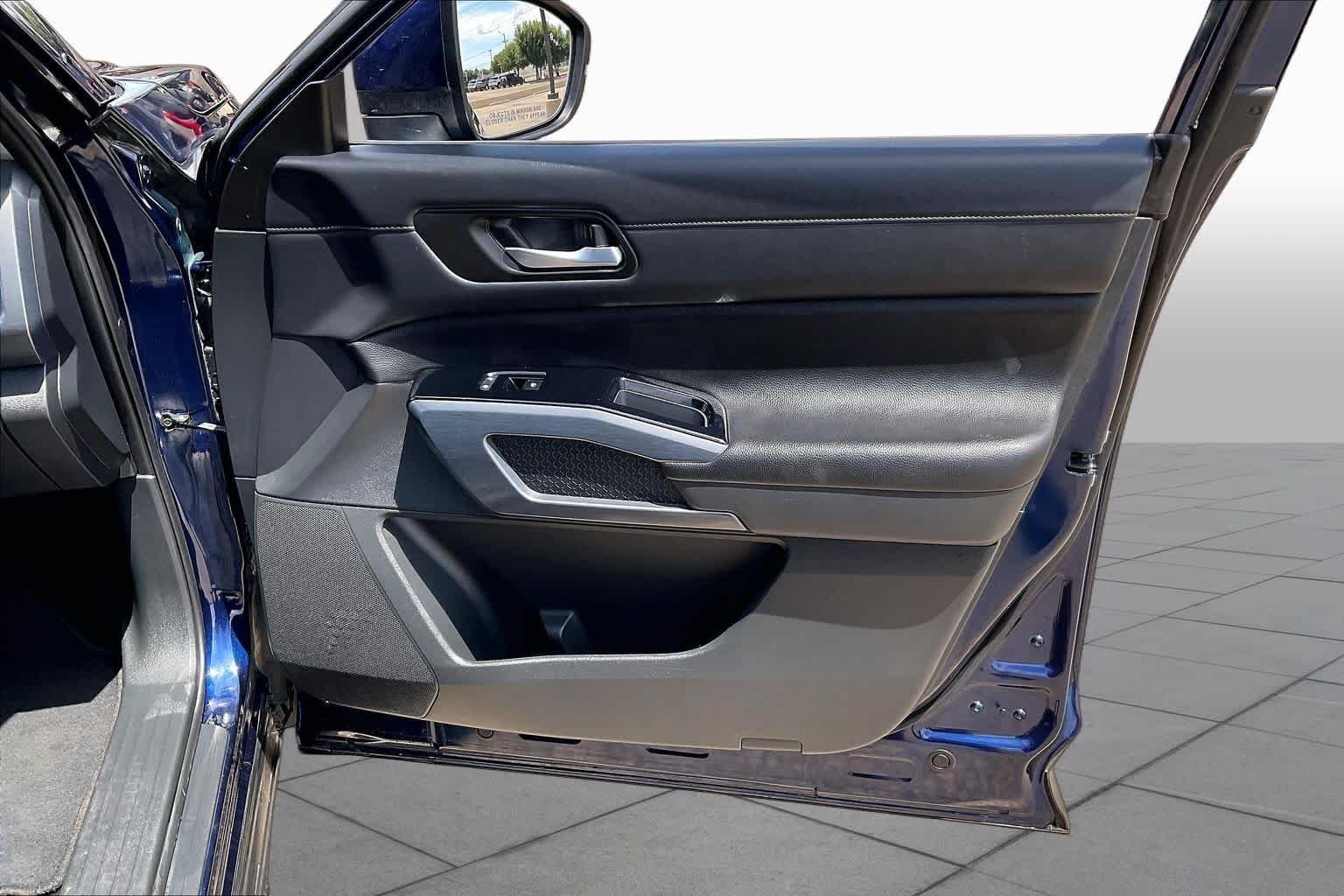 Used 2025 Deep Ocean Blue Nissan SL image 21