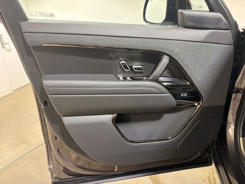 New 2026 Charente Grey Land Rover Dynamic SE image 9