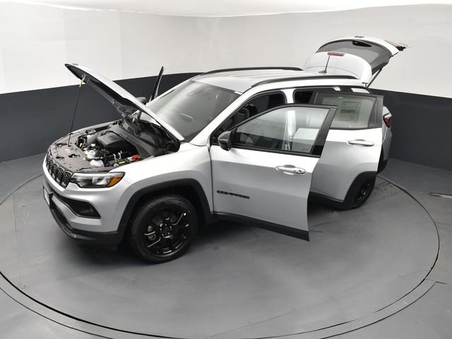 New 2026 Silver Zynith Metallic Clearcoat Jeep Latitude image 26