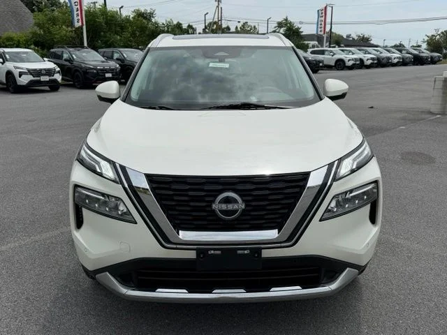 Used 2023 Pearl White Nissan Platinum image 2