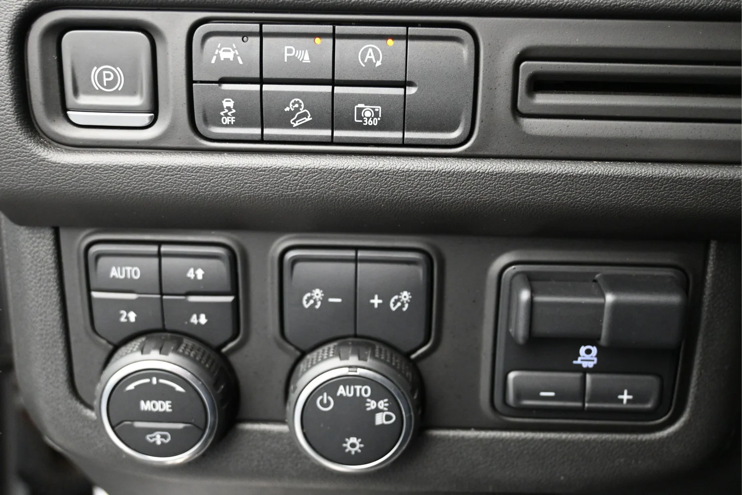 Used 2023 White Chevrolet Z71 image 18