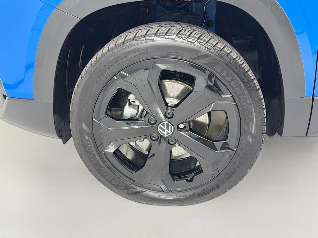 Certified Used 2025 Cornflower Blue Volkswagen SEL 4MOTION image 33