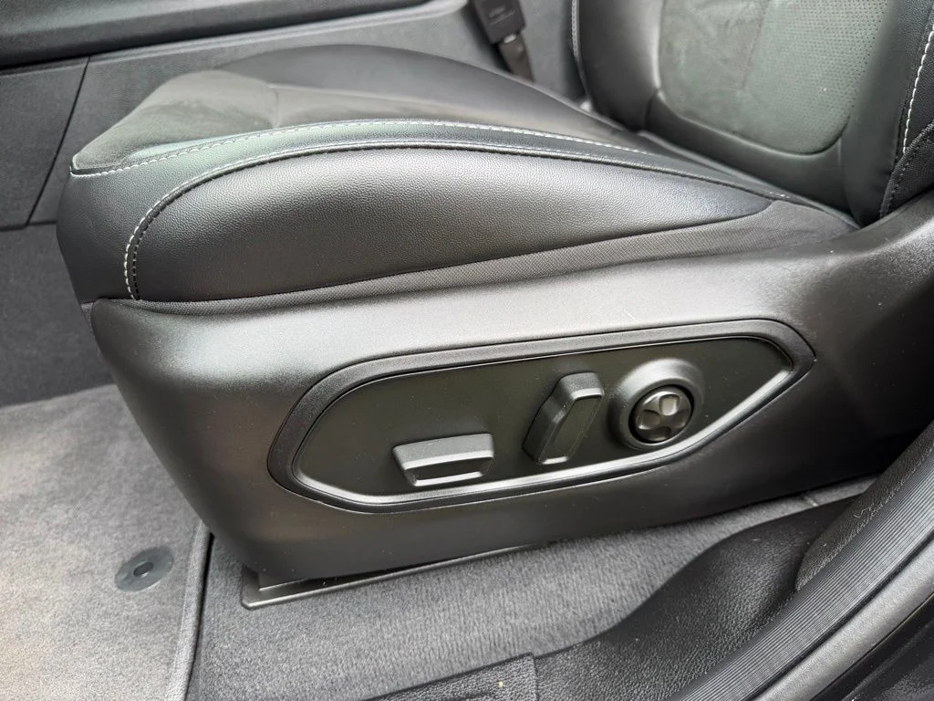 Used 2025 Diamond Black Crystal Pearlcoat Jeep Altitude X image 13