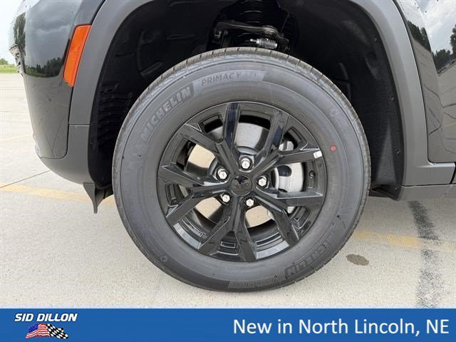 New 2026 Diamond Black Crystal Pearl-Coat Exterior Paint Jeep Laredo Altitude image 5