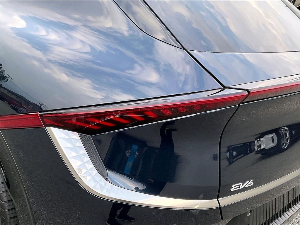 Used 2024 Blue Kia Wind image 32