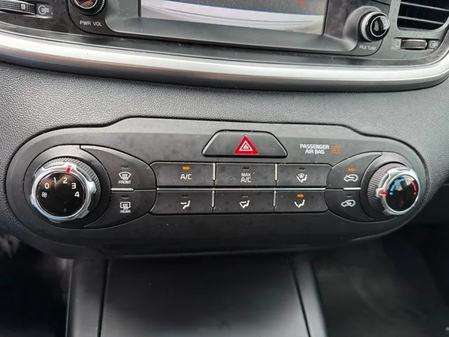 Used 2020 White Kia L image 18