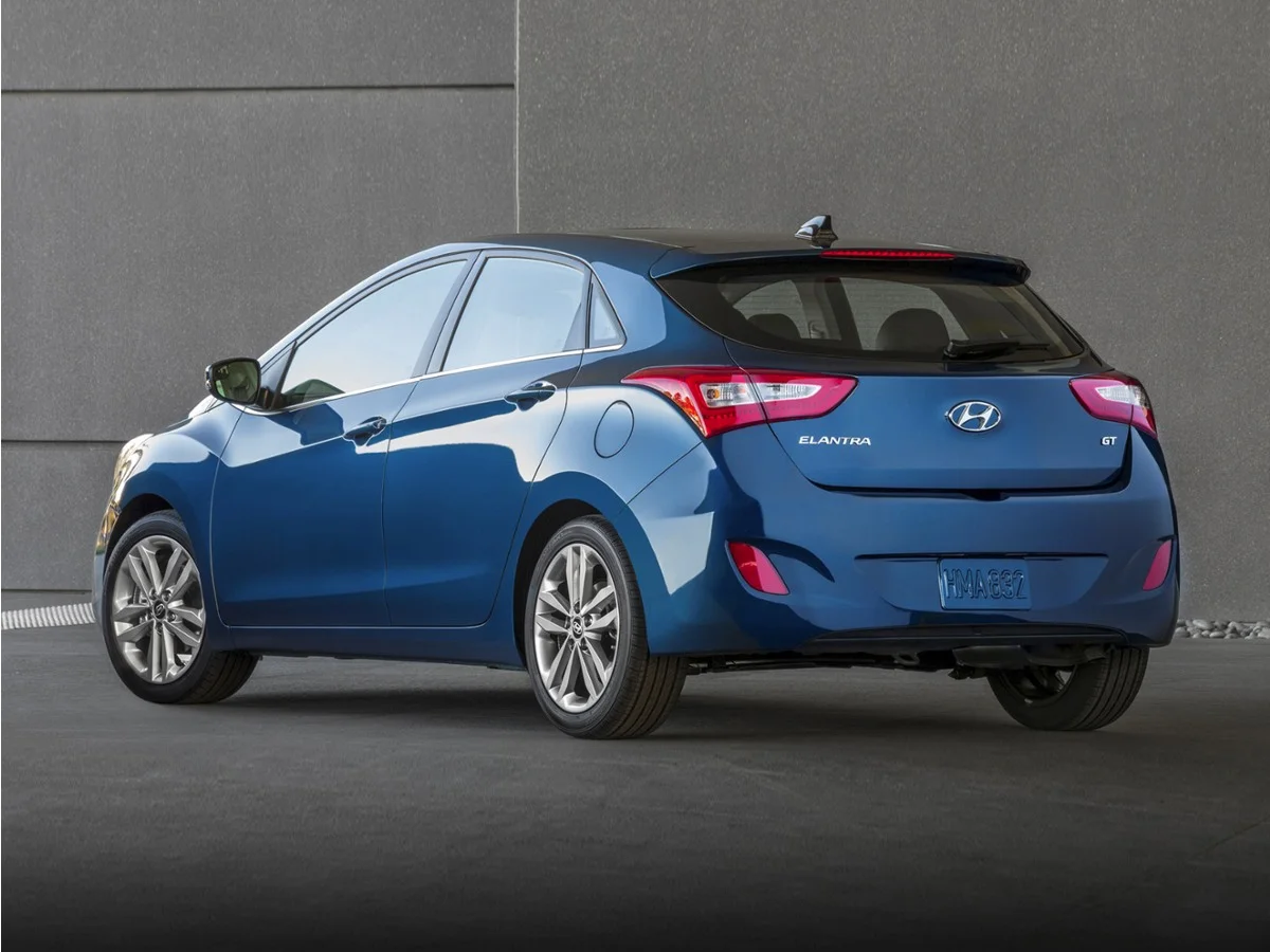 Used 2016 Scarlet Red Pearl Hyundai Base image 1