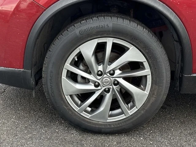 Used 2015 Red Nissan SL image 11