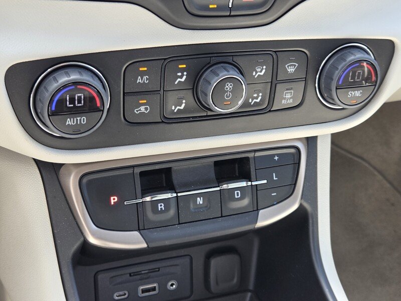 Used 2022 White Frost GMC AWD 4DR DENALI image 27