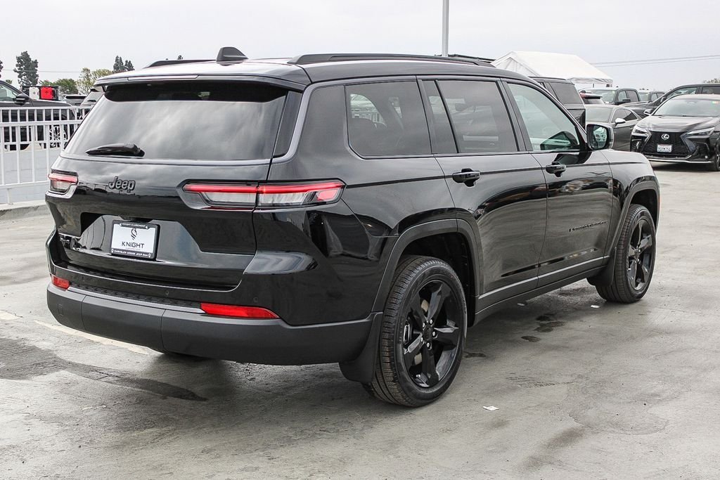 New 2026 Diamond Black Crystal Pearlcoat Jeep Limited image 9