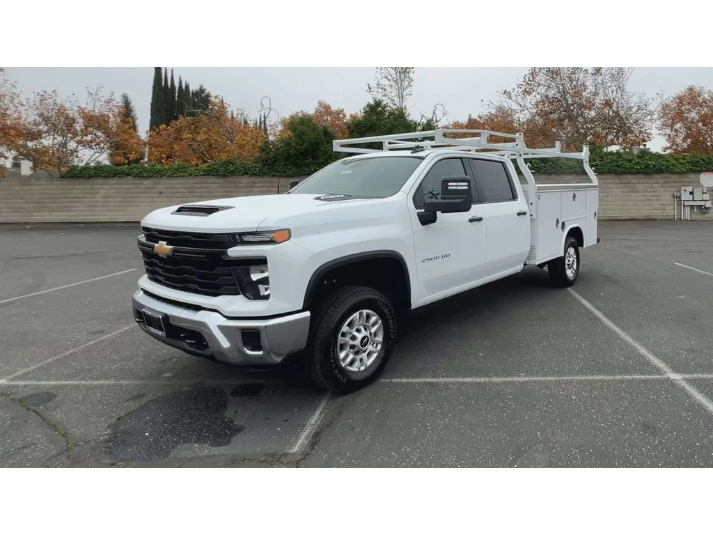New 2026 Summit White Chevrolet WT image 5