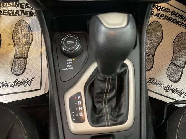 Used 2016 Brilliant Black Crystal Pearlcoat Jeep Latitude image 19