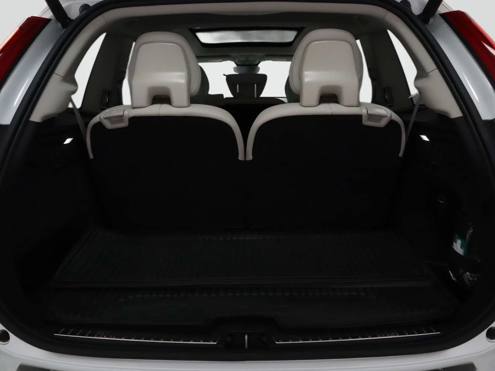Used 2025 White Volvo Plus image 12