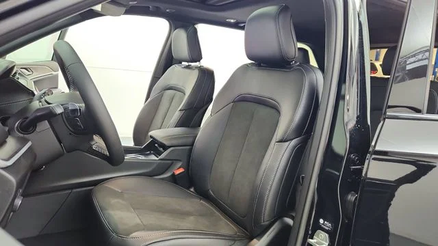 New 2026 Diamond Black Crystal Pearlcoat Jeep Altitude image 16