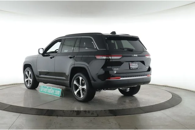 New 2026 Diamond Black Crystal Pearl-Coat Exterior Paint Jeep Limited image 6