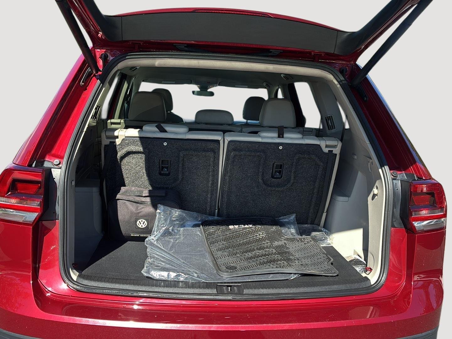 Used 2018 Fortana Red Metallic Volkswagen 3.6L V6 SE image 18