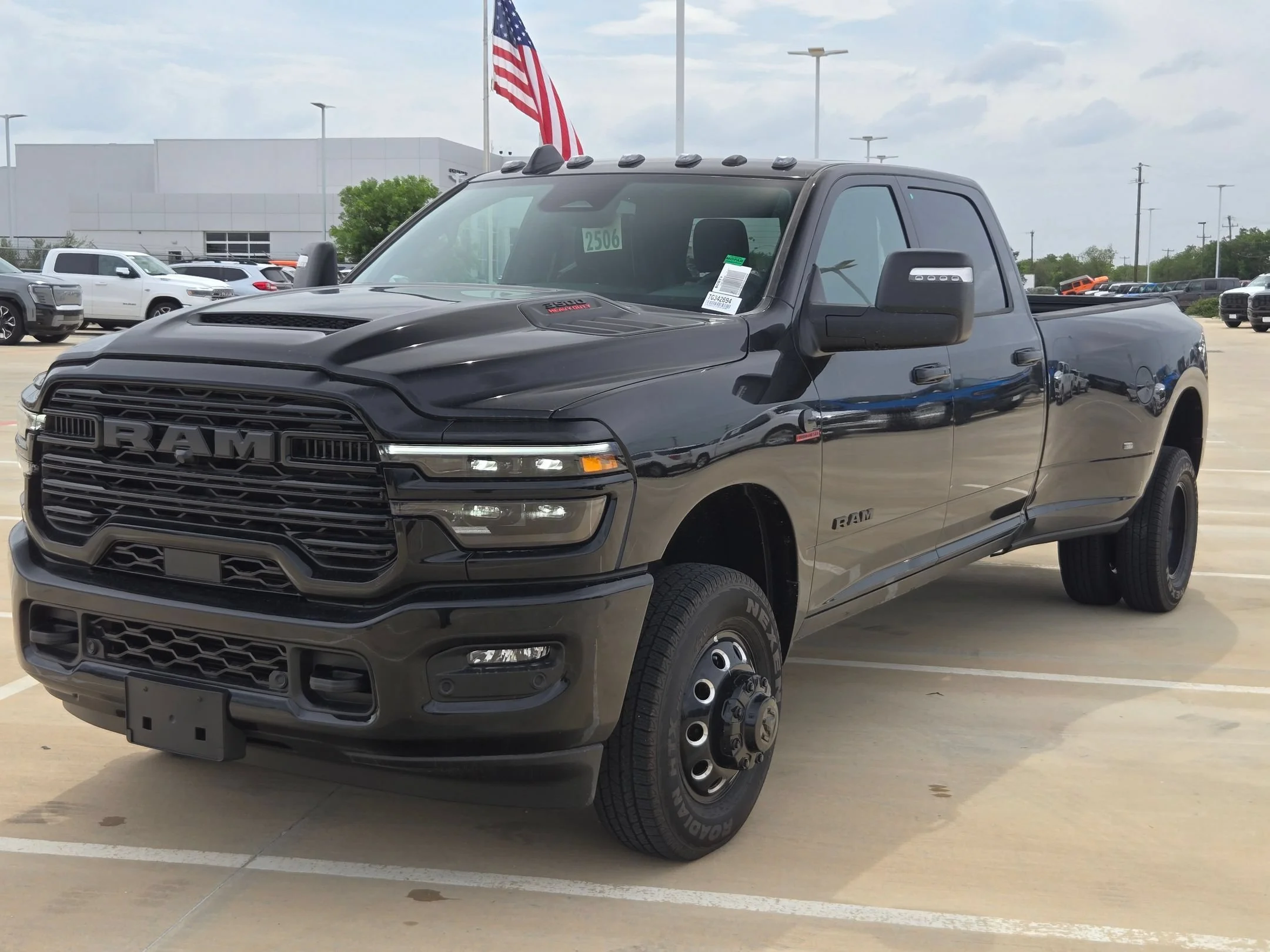 New 2026 Diamond Black Crystal Pearl-Coat Exterior Paint RAM Laramie image 7