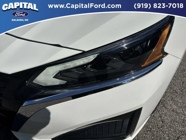 Used 2025 White Nissan 2.5 SV image 11
