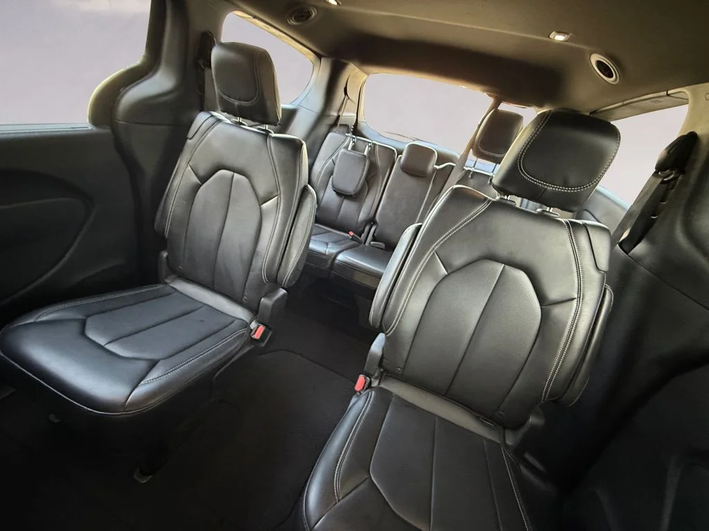 Used 2025 Black Chrysler Select image 16