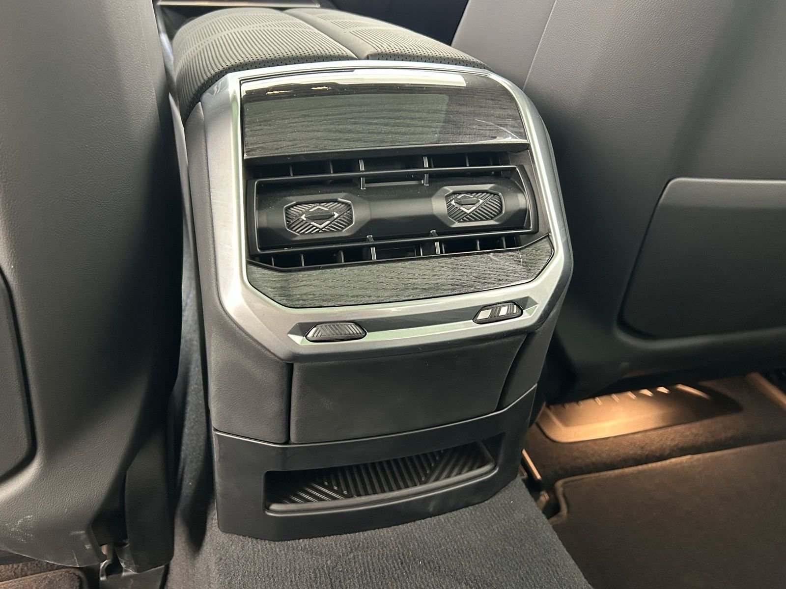 New 2026 Mineral White Metallic BMW 750e xDrive image 36