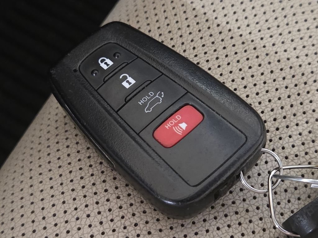 Used 2021  Toyota Limited image 36