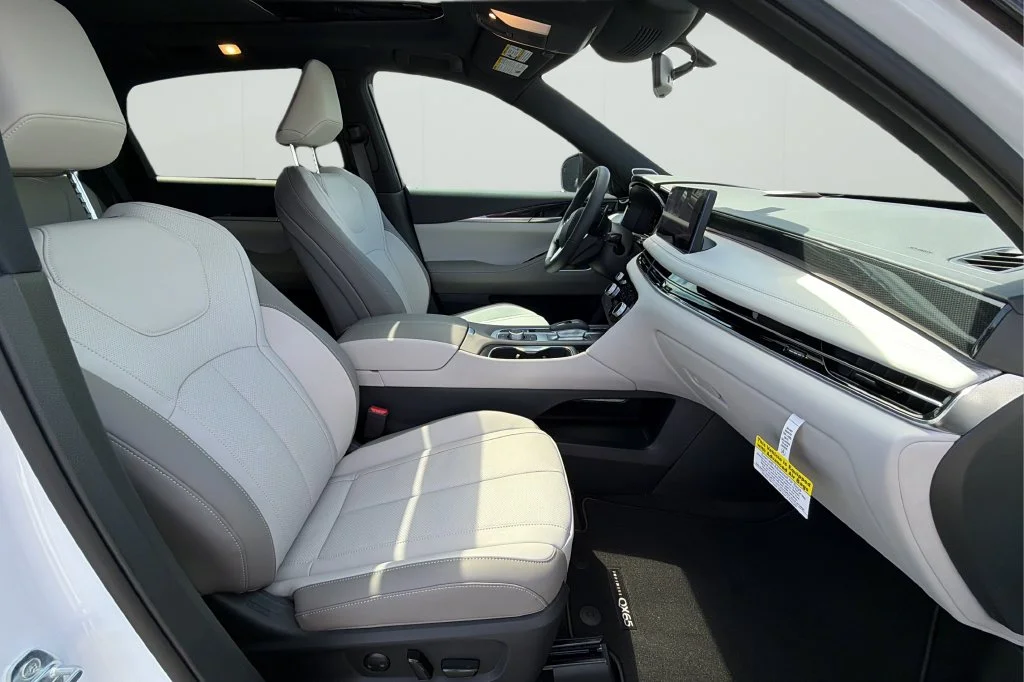 New 2027 2T RAD WHT INFINITI Sport AWD image 14