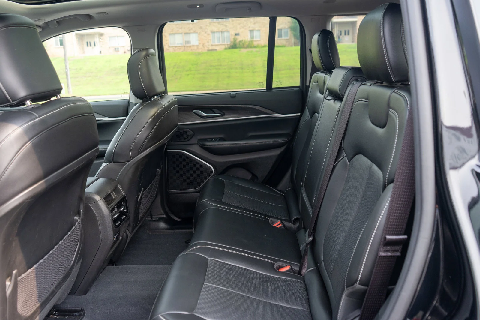 Used 2022 Diamond Black Crystal Pearlcoat Jeep 4xe image 32