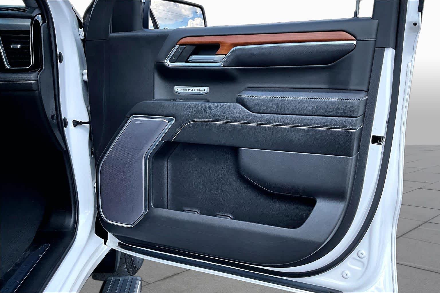 Used 2023 White Frost Tricoat GMC Denali image 23