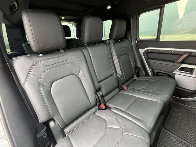 Used 2024  Land Rover S image 17