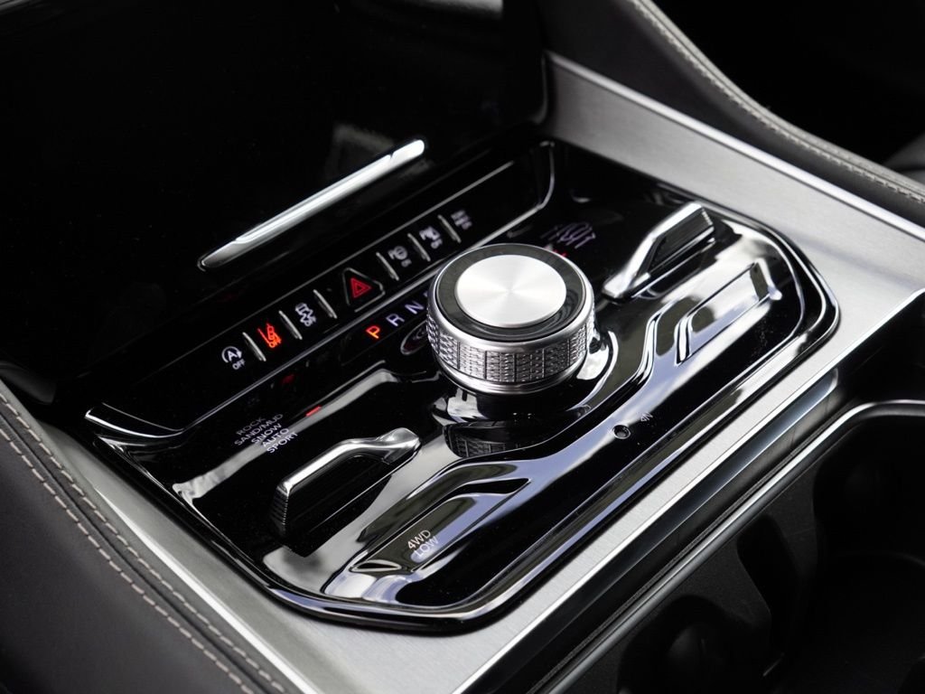 New 2026 Bright White Clear-Coat Exterior Paint Jeep Limited image 16