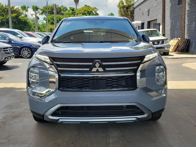 Used 2025 Gray Mitsubishi SE image 2